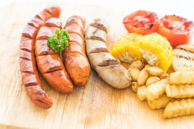 ızgara sosis mix sebze ve patates kızartması ile