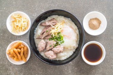 domuz eti ve yumurta ile pirinç lapası