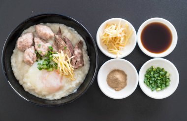 domuz eti ve yumurta ile pirinç lapası