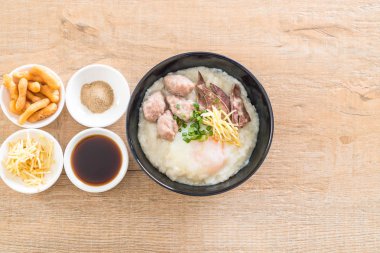 domuz eti ve yumurta ile pirinç lapası