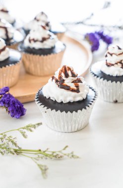 krem şanti ile çikolatalı kek