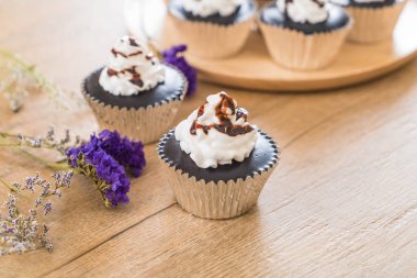 krem şanti ile çikolatalı kek