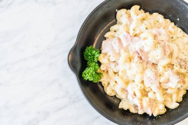 jambon ve peynirli makarna