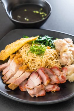 Yumurta noodle kırmızı kızarmış domuz, gevrek domuz eti, köfte ve çorba ile 