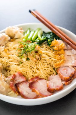 Yumurta noodle kırmızı kızarmış domuz, gevrek domuz eti, köfte ve çorba ile 