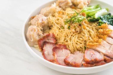 Yumurta noodle kırmızı kızarmış domuz, gevrek domuz eti, köfte ve çorba ile 