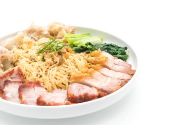 Yumurta noodle kırmızı kızarmış domuz, gevrek domuz eti ve köfte ile