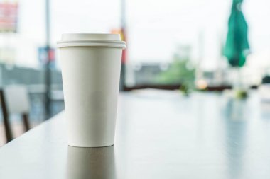 Kahve dükkanında kahve fincanı.