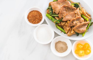 soya sosu ve domuz kızarmış noodle 