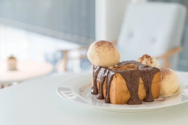 Bal tost vanilyalı dondurma ve çikolata ile