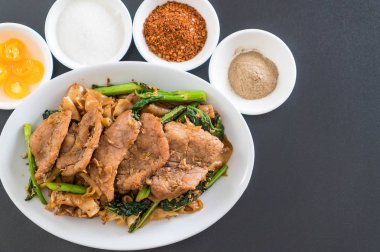 soya sosu ve domuz kızarmış noodle 