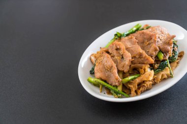 soya sosu ve domuz kızarmış noodle 