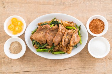 soya sosu ve domuz kızarmış noodle 