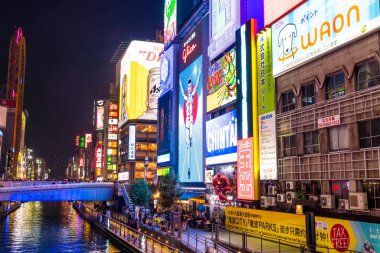 Osaka, Japonya - 19 Kasım 2016: Bir grup insan shopp için yürüyüş