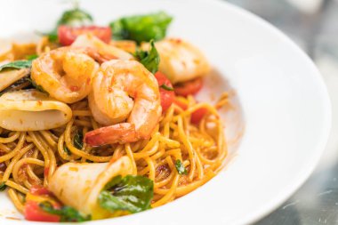 tavada kızartılmış Baharatlı deniz mahsulleri spagetti 