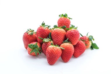 beyaz üzerine taze çilek