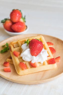 ahşap üzerine çilek ile waffle