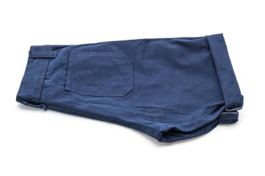 beyaz üzerine kısa pantolon