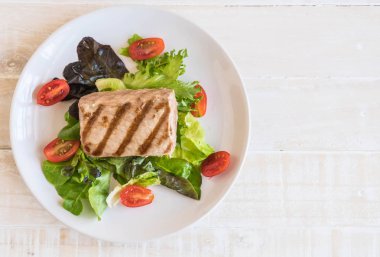 Tuna biftek salatası ile