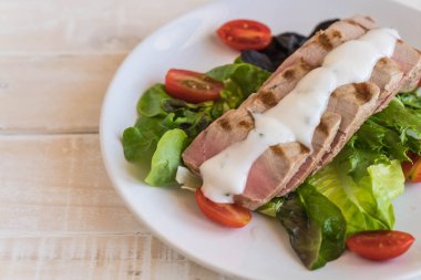 Tuna biftek salatası ile