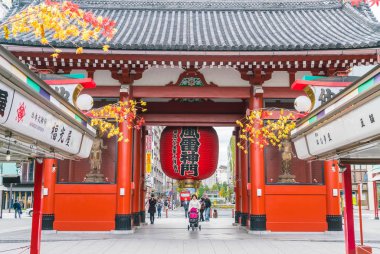 Tokyo-Kasım 16: Budist tapınağı Sensoji Novem tarihinde kalabalık insanlara