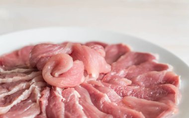 ahşap üzerine taze dilimlenmiş domuz