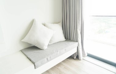 Oturma odasında kanepe dekorasyon güzel yastık 