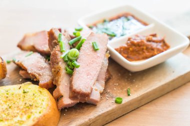 sarımsaklı ekmek ile kömür haşlanmış domuz eti boyun