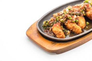 Kızarmış Balık sopa baharatlı sos ile