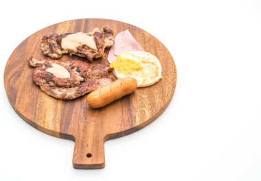 ahşap plaka üzerinde ızgara biftek mix