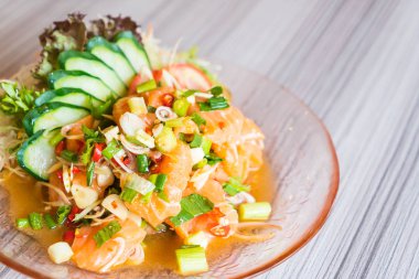 Baharatlı somon salata