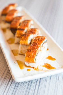yılan balığı (unagi suşi)