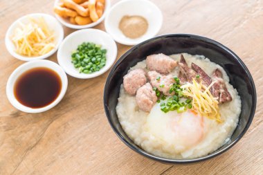 domuz eti ve yumurta ile pirinç lapası