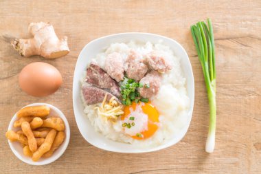 domuz eti ve yumurta ile pirinç lapası