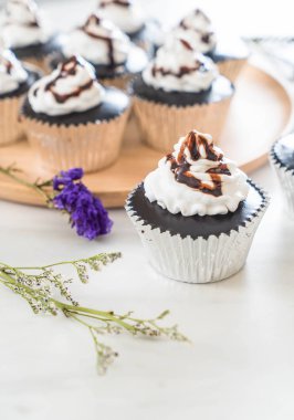 krem şanti ile çikolatalı kek