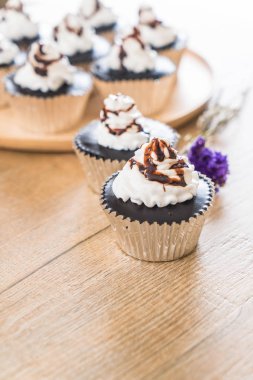 krem şanti ile çikolatalı kek