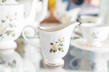 rafta güzel sürahi dekorasyon