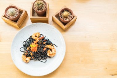 siyah spagetti karides