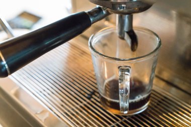Bir kafede espresso yapan profesyonel kahve makinesi.