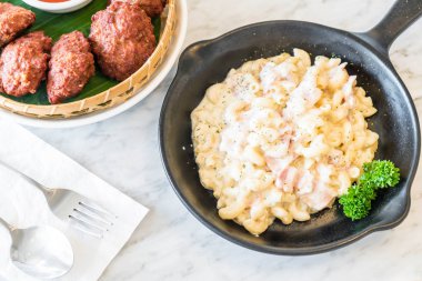 jambon ve peynirli makarna