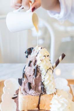 çikolata buz tıraş ekmek ile