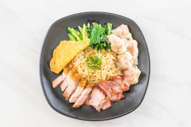 Yumurta noodle kırmızı kızarmış domuz, gevrek domuz eti, köfte ve çorba ile 