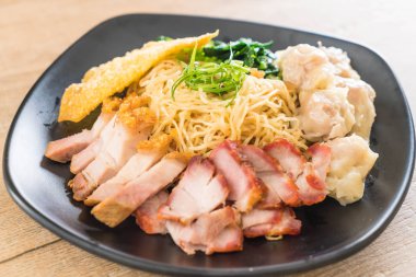 Yumurta noodle kırmızı kızarmış domuz, gevrek domuz eti, köfte ve çorba ile 