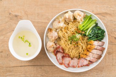 Yumurta noodle kırmızı kızarmış domuz, gevrek domuz eti, köfte ve çorba ile 