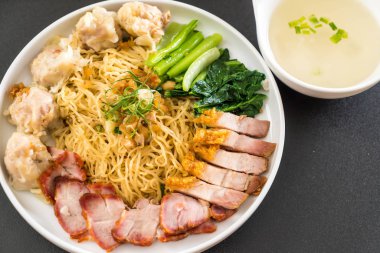 Yumurta noodle kırmızı kızarmış domuz, gevrek domuz eti, köfte ve çorba ile 