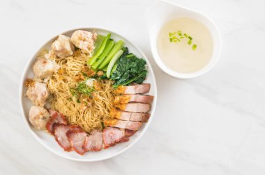 Yumurta noodle kırmızı kızarmış domuz, gevrek domuz eti, köfte ve çorba ile 