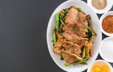 soya sosu ve domuz kızarmış noodle 