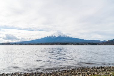 Japonya 'daki Kawaguchiko Gölü' nde Fuji Dağı..