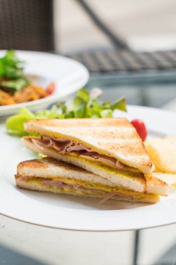 Jambonlu peynirli sandviç