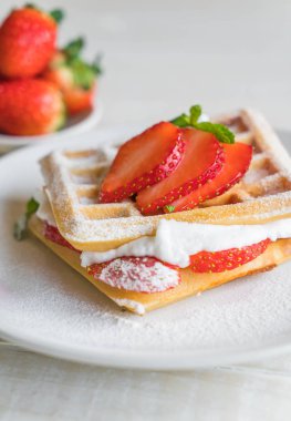 ahşap üzerine çilek ile waffle
